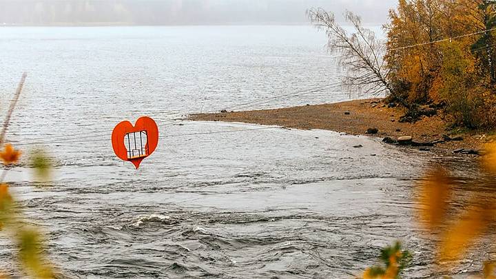 Стремительный спуск над бурной рекой