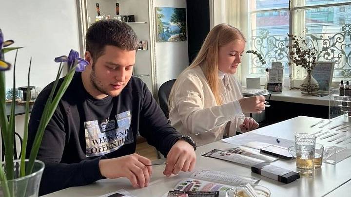 Девушка выбирает ингредиенты для духов Мастер класс по парфюмерии в Питере