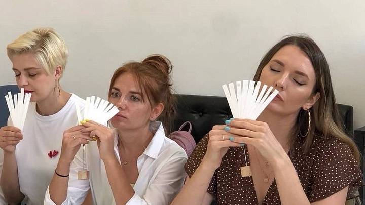 Девушка выбирает ингредиенты для духов Мастер класс по парфюмерии в Питере
