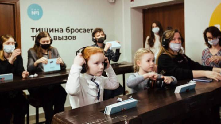 Картинка девушки в наушниках Музей в тишине в Санкт Петербурге